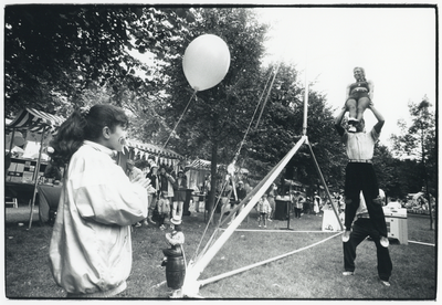 109301 Afbeelding van enkele acrobaten tijdens de manifestatie Kleurrijk Utrecht op het Lepelenburg te Utrecht.